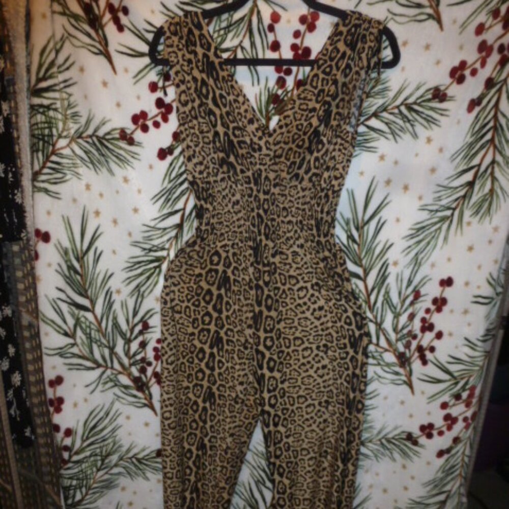 Peachy  Girl Cheetah animal print V- neck jumpsuit Size S/M